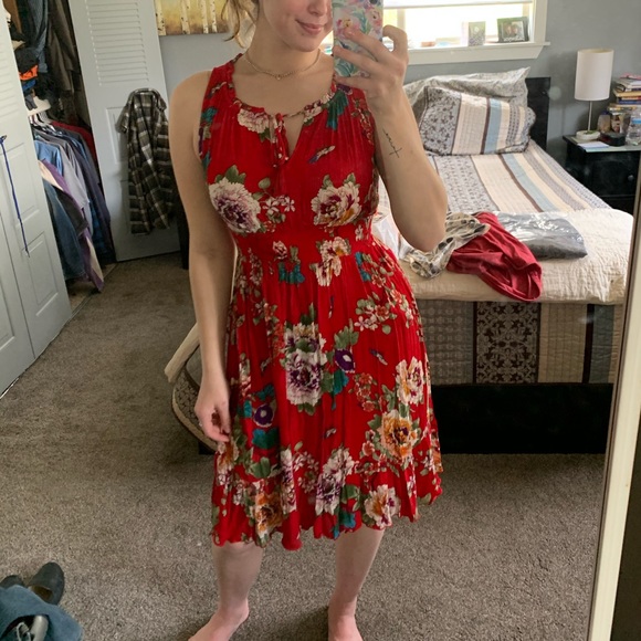 Beautiful red floral dress - Picture 2 of 4
